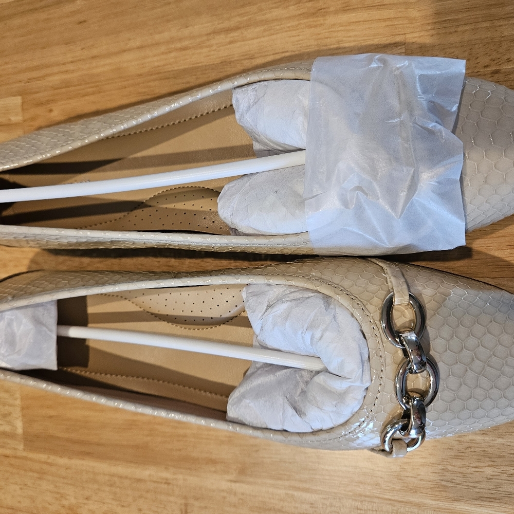 Easy Spirit Brandi Ballet Flat in Ivory Embossed Leather - size 10W